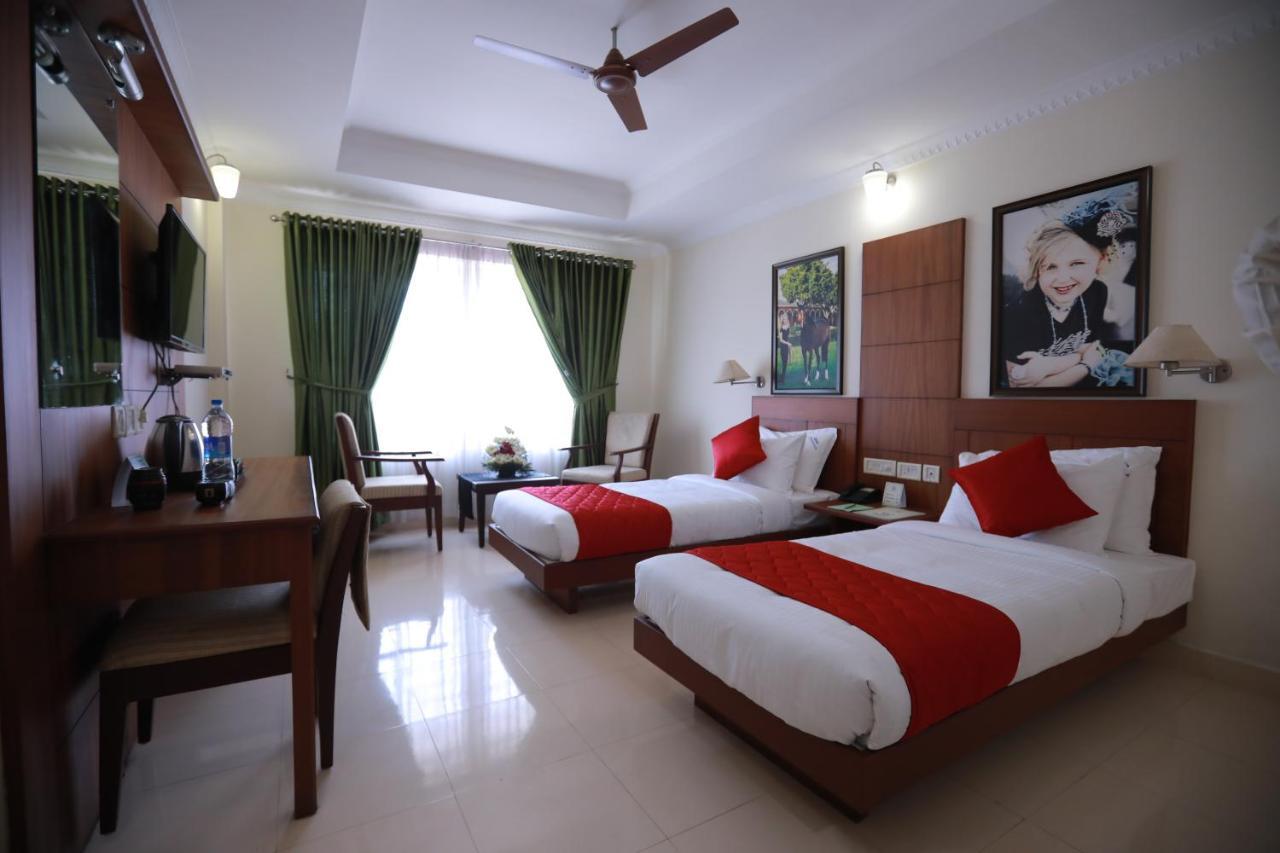 Hotel Peninsula Thrissur Εξωτερικό φωτογραφία