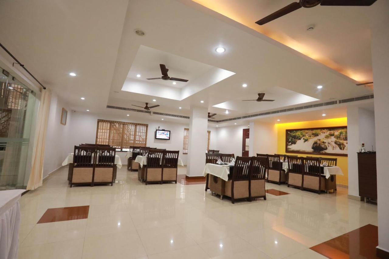 Hotel Peninsula Thrissur Εξωτερικό φωτογραφία