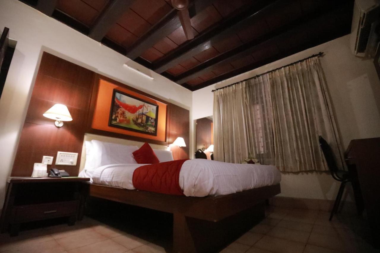 Hotel Peninsula Thrissur Εξωτερικό φωτογραφία