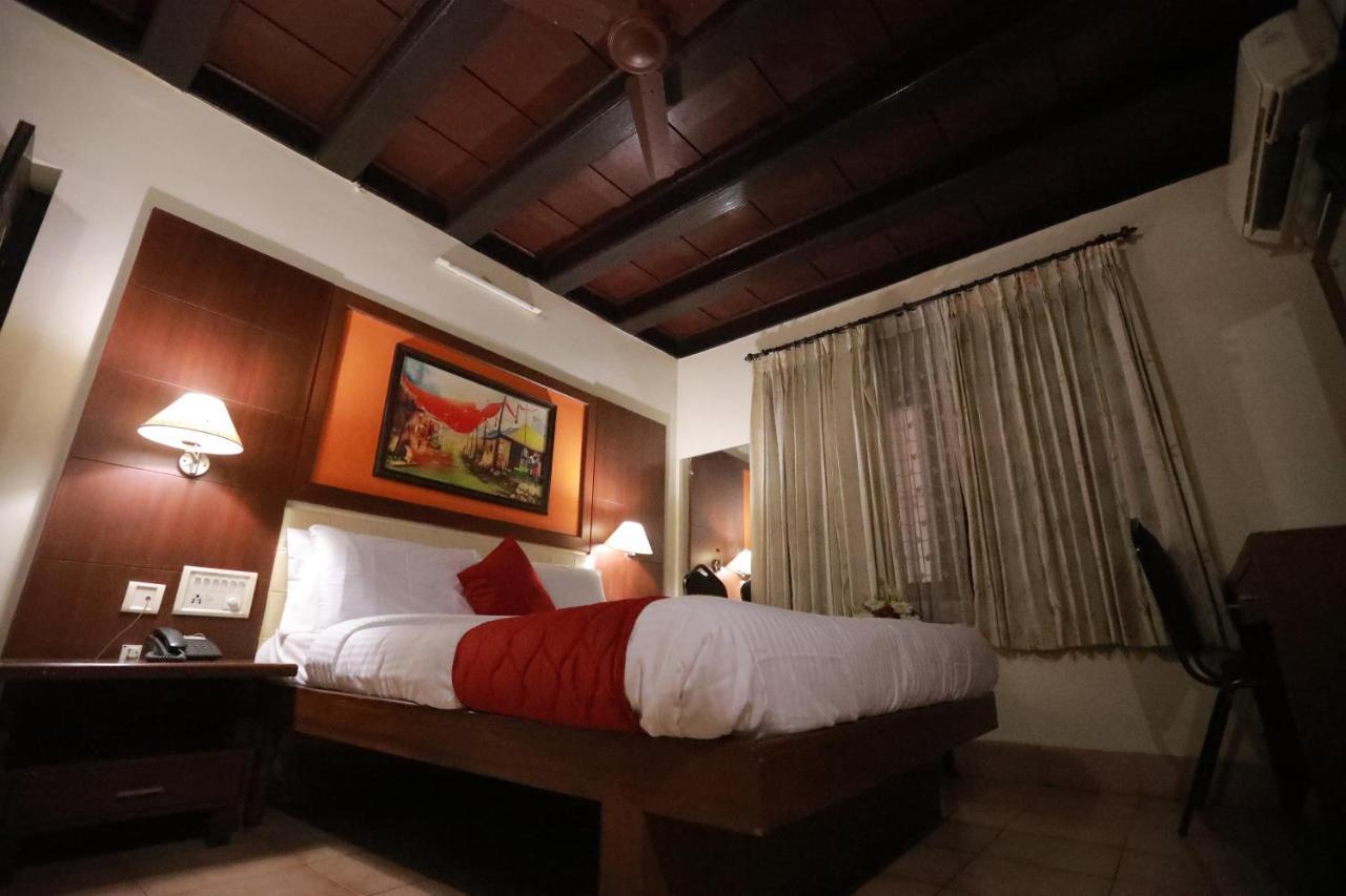 Hotel Peninsula Thrissur Εξωτερικό φωτογραφία