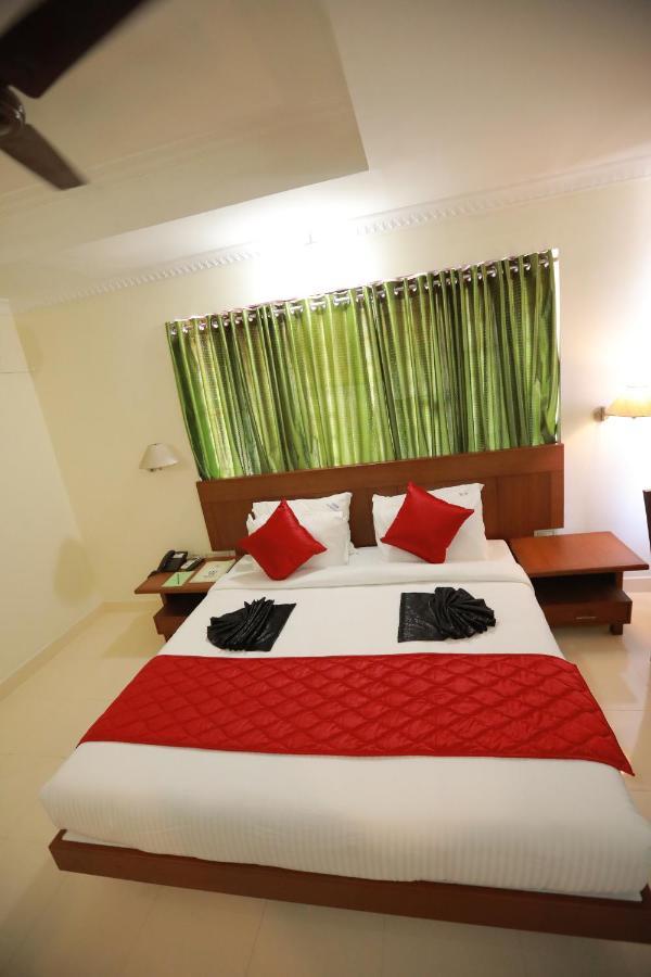 Hotel Peninsula Thrissur Εξωτερικό φωτογραφία