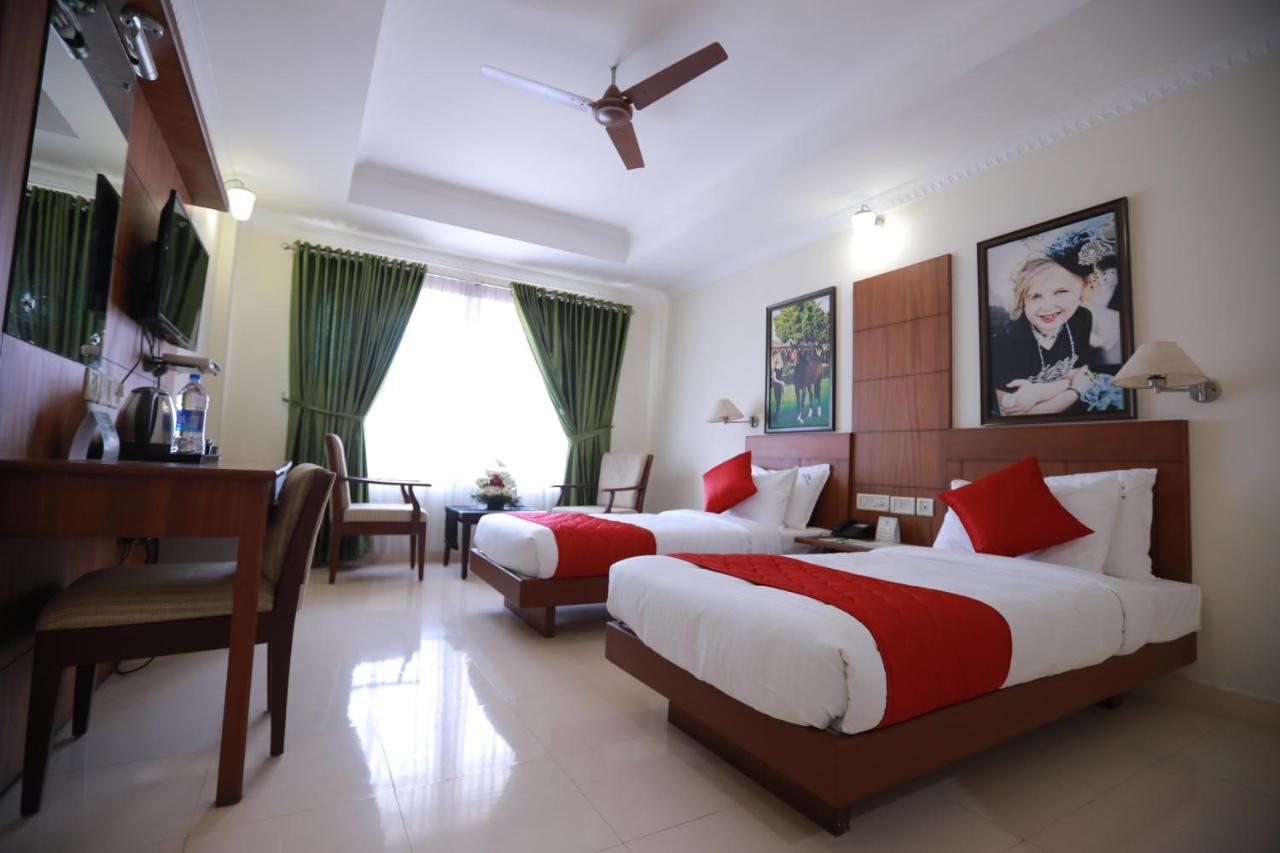 Hotel Peninsula Thrissur Εξωτερικό φωτογραφία
