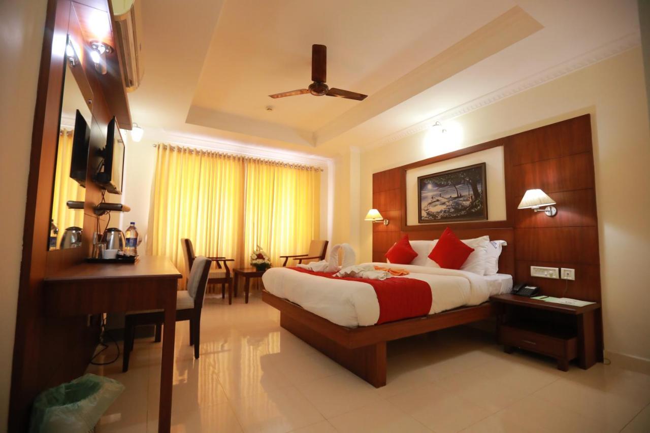 Hotel Peninsula Thrissur Εξωτερικό φωτογραφία